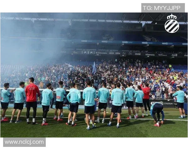 足球明星亲临助阵为球迷送上意外惊喜温暖瞬间感动全场